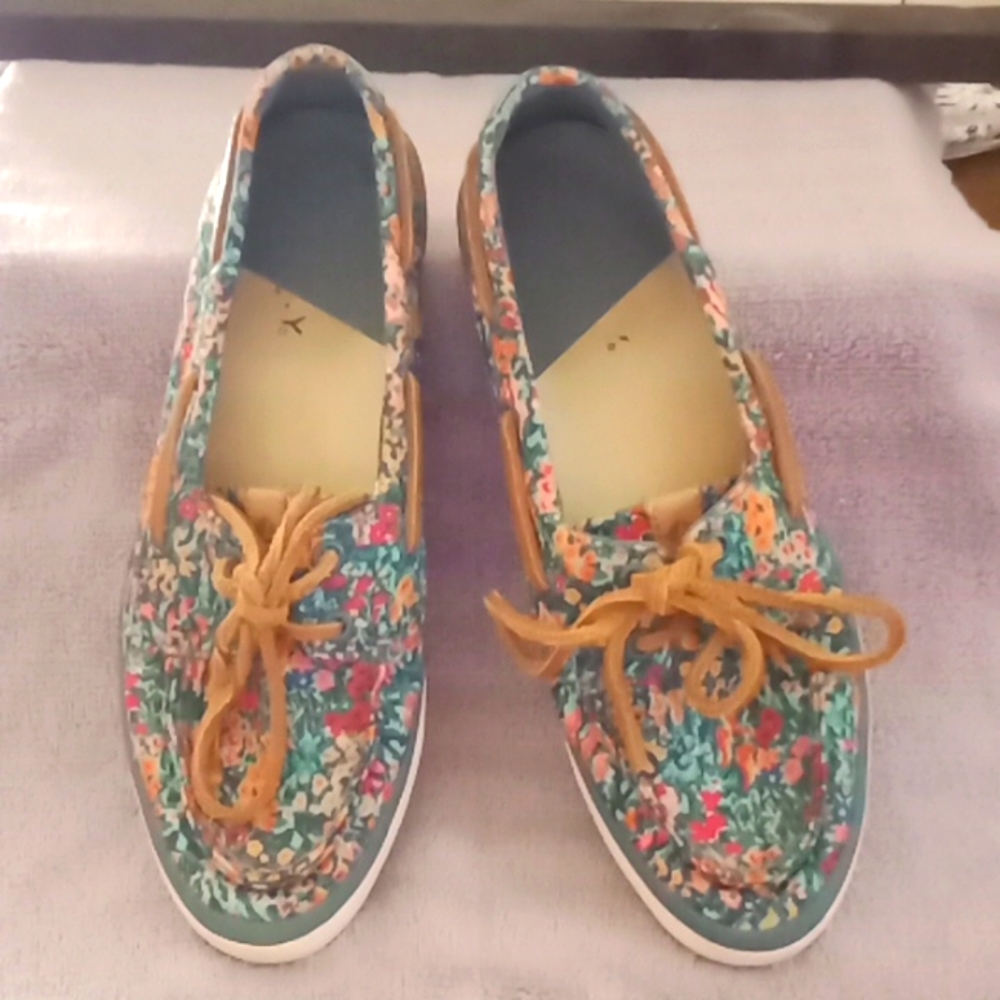 Sperry shoes size 6.5 beautiful colors. Great for spring, summer and fall